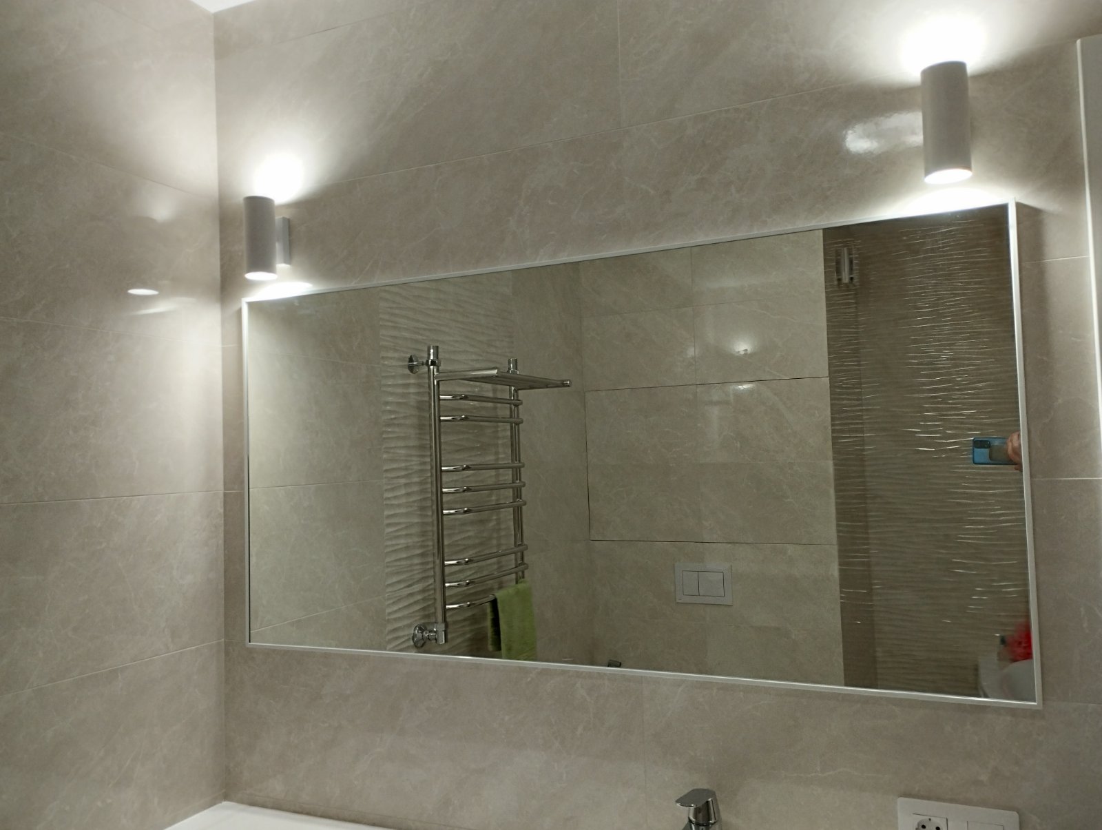 зеркало в алюминиевой раме для ванной белого цвета