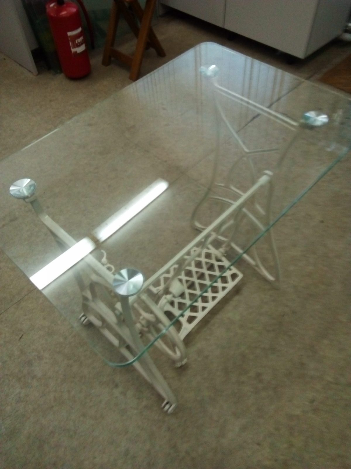 пример стеклянного стола