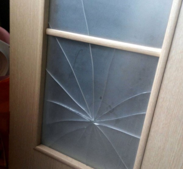 разбитое стекло в двери