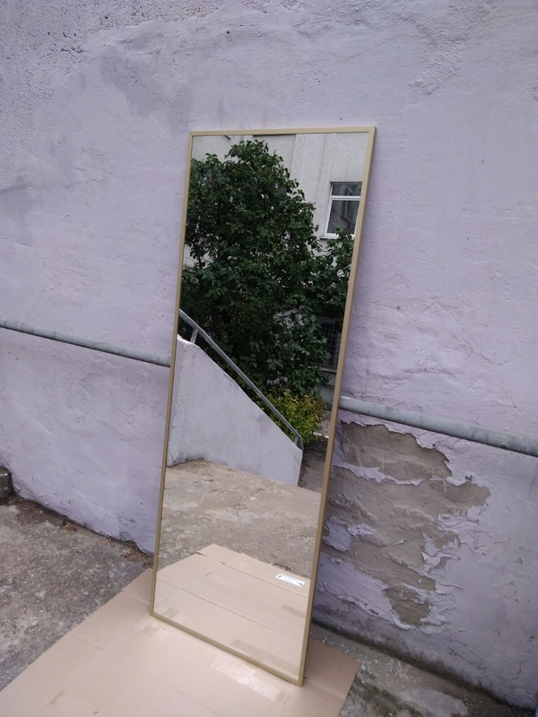 зеркало в металлической алюминиевой раме в прихожую настенное