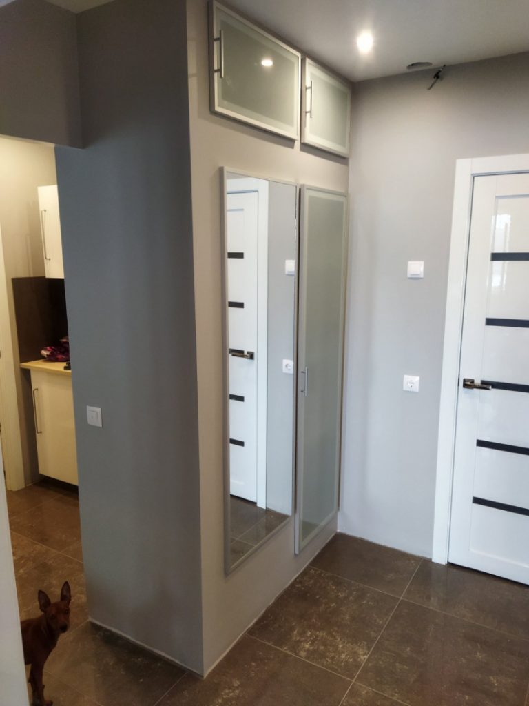 алюминиевые дверцы и зеркало в интерьере в рамах серебристого цвета