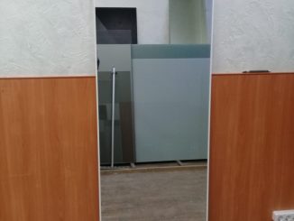 Зеркало в алюминиевой белой раме