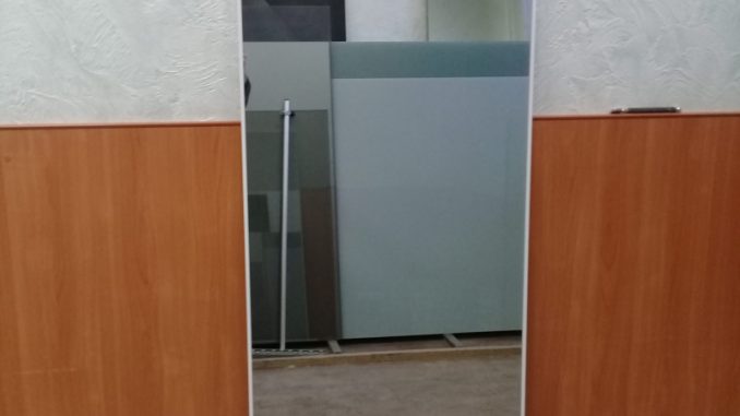 Зеркало в алюминиевой белой раме