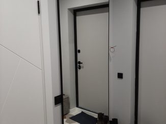 зеркало настенное в чёрной раме под заказ в металлической раме