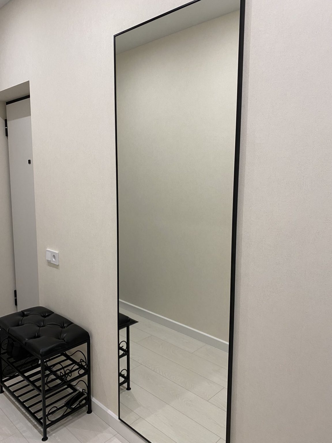 зеркало в чёрной раме на стену