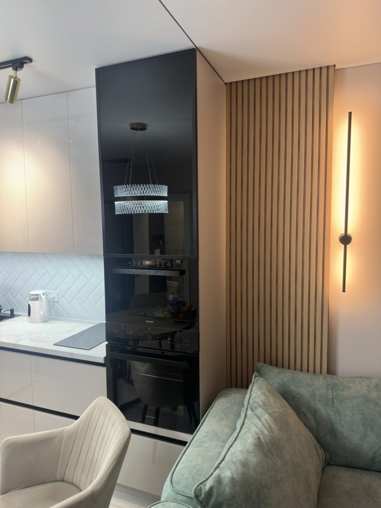 алюминиевая двеца фасад с чёрным тонированным стеклом