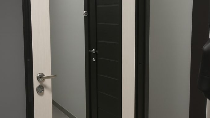 зеркало на входной двери с отверстием под глазок