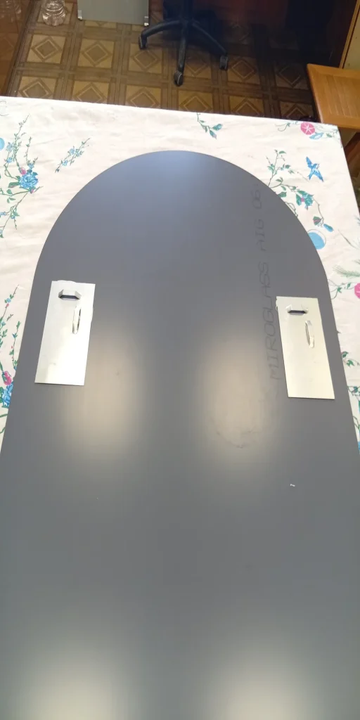 Зеркало с монтажными пластинами для навески на стену