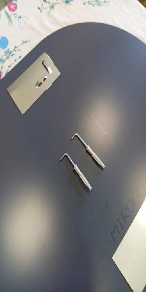 г образные дюбеля для крепления зеркала