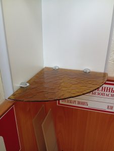 угловая полка из узорчатого стекла