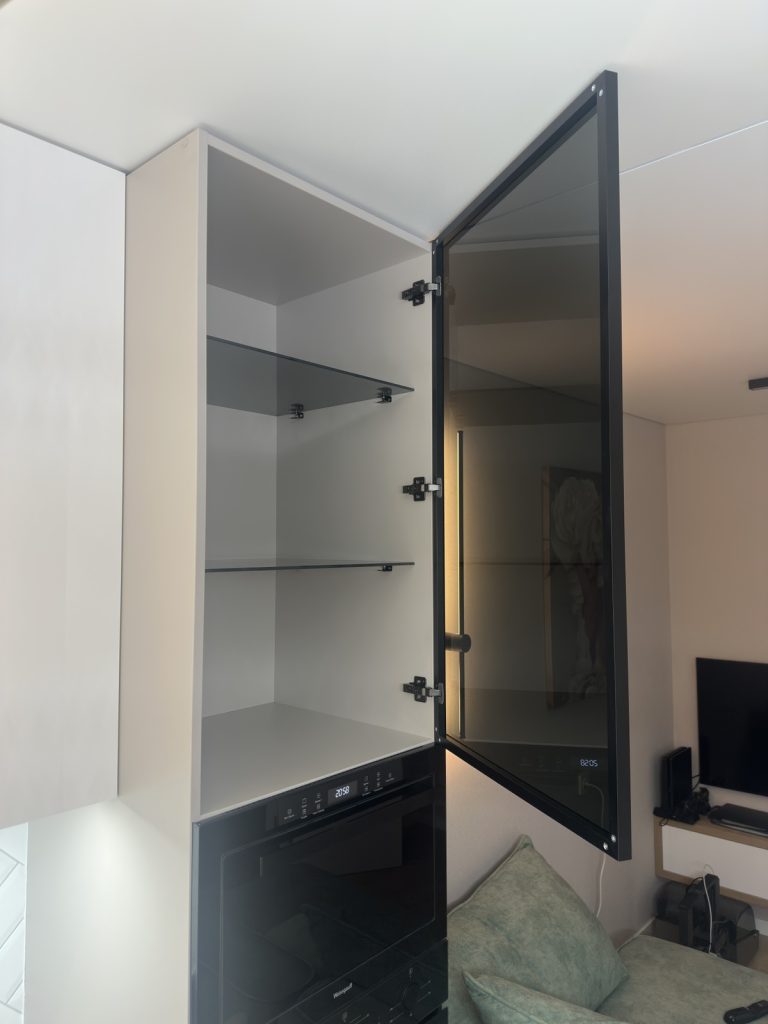 алюминиевая дверца фасад в кухне с чёрным стеклом