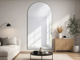 зеркало с аркой на стене