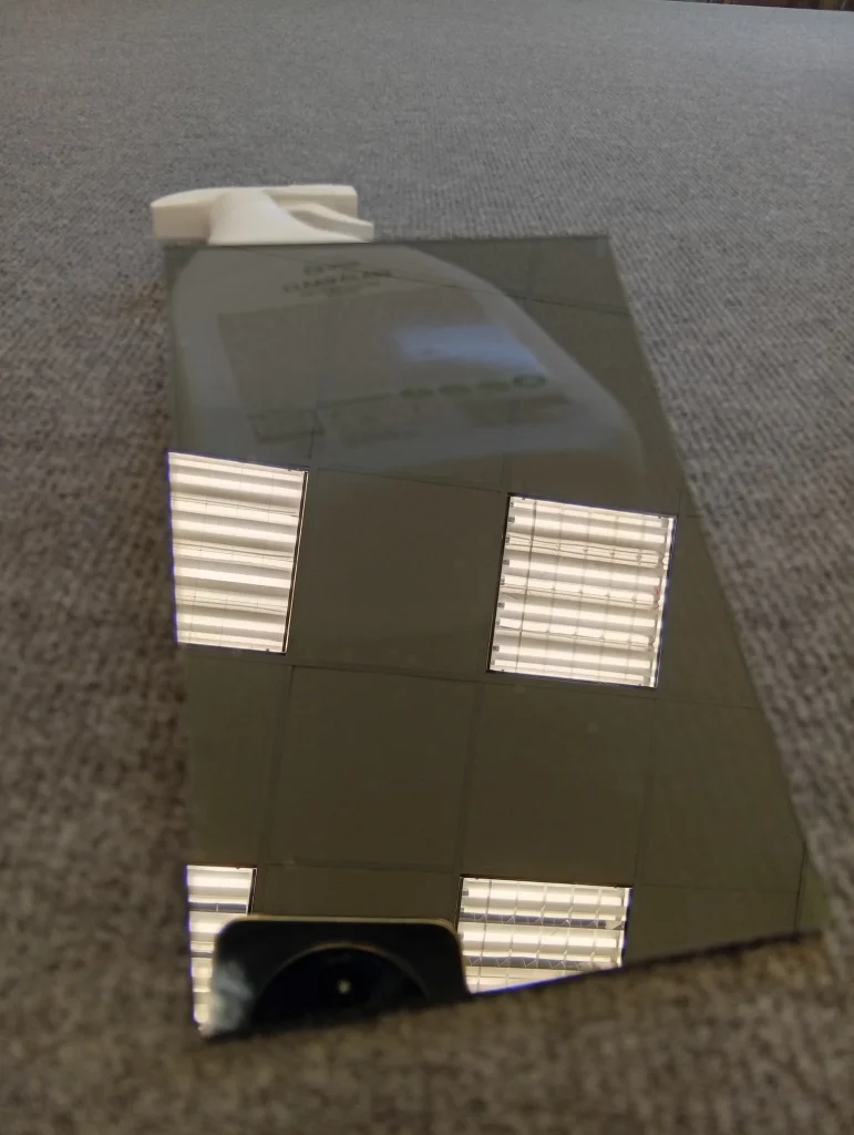 зеркальное стекло и предмет под ним