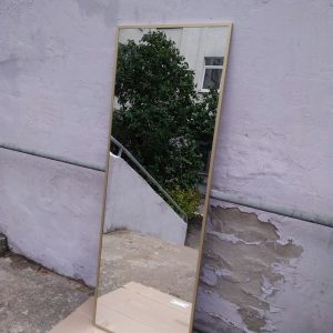 зеркало в металлической алюминиевой раме в прихожую настенное