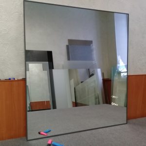 зеркало в серой узкой металлической раме