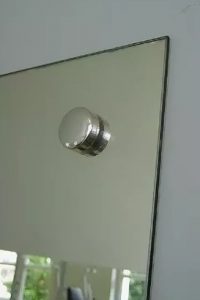 зеркало с креплением через отверстие при помощи зонтиков