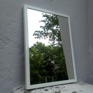 зеркало в белой алюминиевой рамке