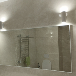 зеркало в белой алюминевой металлической раме в ванной